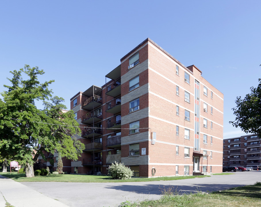 Parkside Apartments in Hamilton, ON - Building Photo