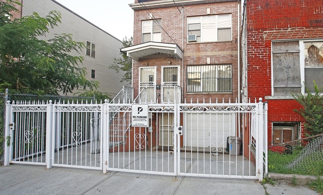 780 Logan St in Brooklyn, NY - Building Photo - Building Photo