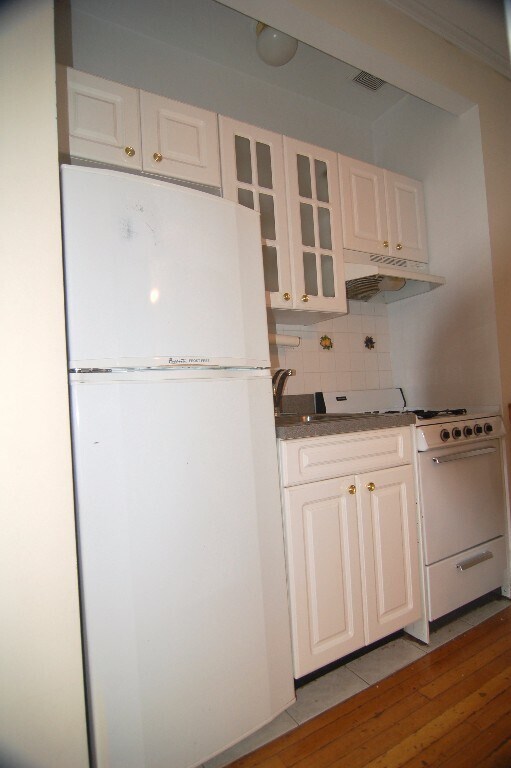 246 Mott St in New York, NY - Building Photo - Building Photo