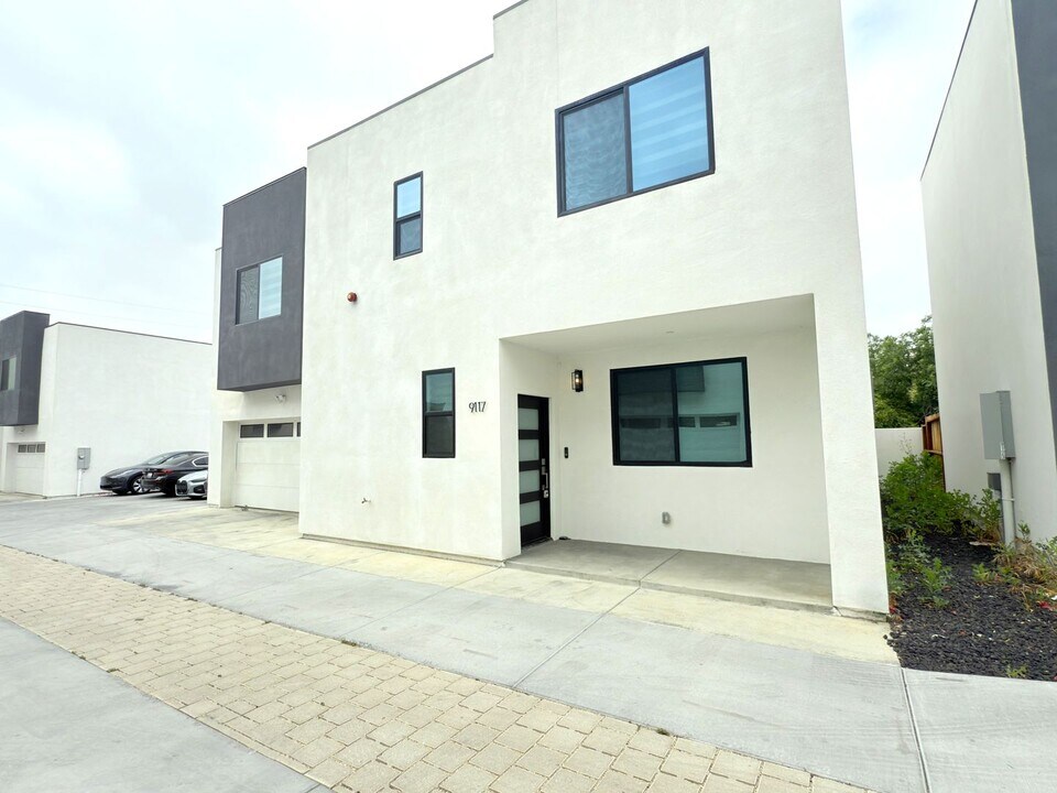 9117 N Nilo Ln in Los Angeles, CA - Building Photo
