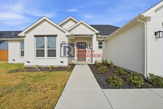 200 High Rdg Ct in Godley, TX - Building Photo - Building Photo