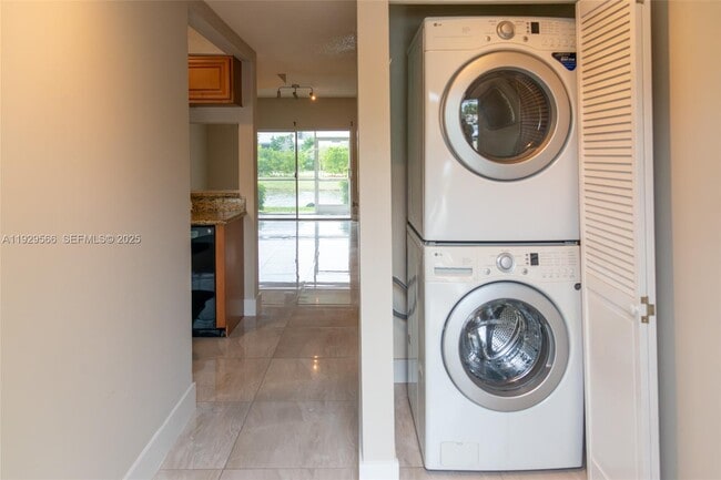 16749 Hemingway Dr in Weston, FL - Building Photo - Building Photo