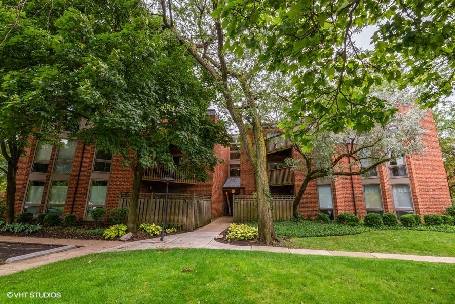 2131 N Larrabee St, Unit 6105 in Chicago, IL - Foto de edificio