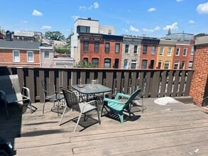 2400 Fleet St, Unit B in Baltimore, MD - Foto de edificio - Building Photo