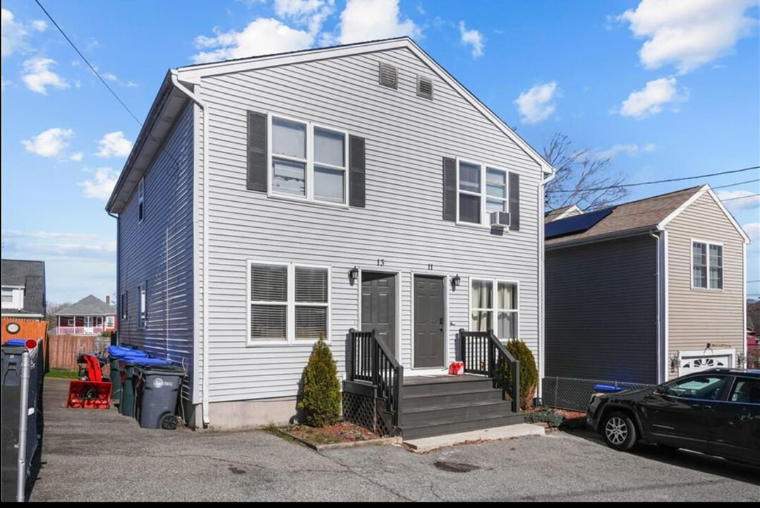 13 Dosco Dr, Unit 2 bedroom duplex in Providence, RI - Building Photo