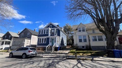 16 Vaughan Ave in Newport, RI - Foto de edificio - Building Photo