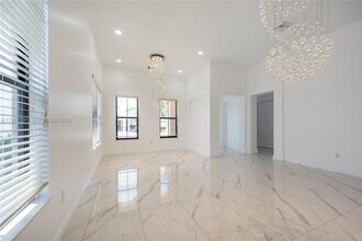 8513 NW 41st St in Sunrise, FL - Foto de edificio - Building Photo