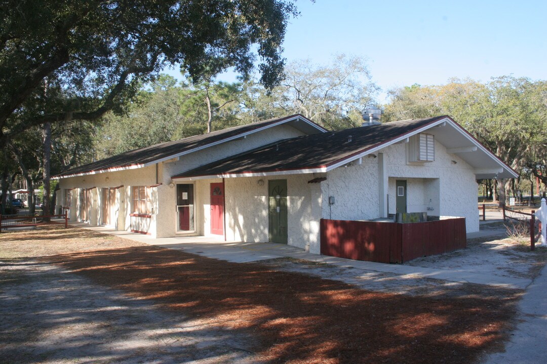 Spanish Main MH & RV Resort in Thonotosassa, FL - Building Photo