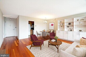 220 Locust St in Philadelphia, PA - Building Photo - Building Photo