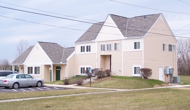 Bending Brook Apartments in Grove City, OH - Building Photo - Building Photo