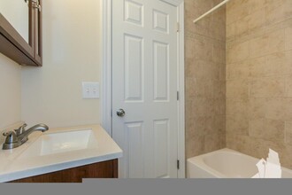 555 W Arlington Pl, Unit 408 in Chicago, IL - Foto de edificio - Building Photo