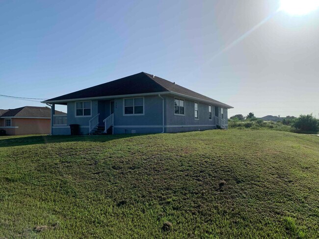 325 Ichabod Ave in Lehigh Acres, FL - Building Photo - Building Photo