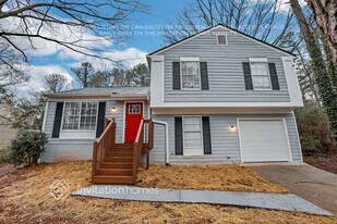 417 Maid Marion Ln in Stone Mountain, GA - Building Photo