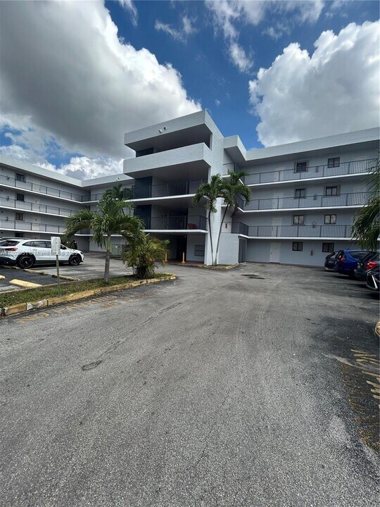 5701 W 25th Ct in Hialeah, FL - Building Photo