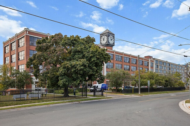 211-211 Hunter St E in Peterborough, ON - Building Photo - Building Photo