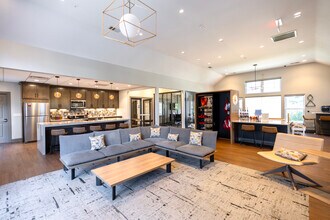 Collegiate Suites of Blacksburg in Blacksburg, VA - Foto de edificio - Building Photo