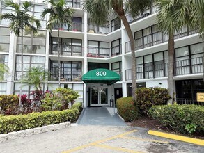 800 Parkview Dr in Hallandale Beach, FL - Building Photo - Building Photo