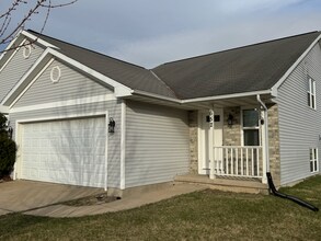 648 S Burr Oak Ave, Unit 652 South Burr Oak Avenue in Oregon, WI - Foto de edificio - Building Photo