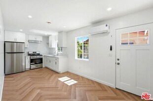 11445 Delano St in Los Angeles, CA - Building Photo