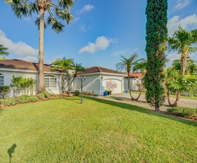 18128 SW 151st Ave in Miami, FL - Building Photo - Building Photo