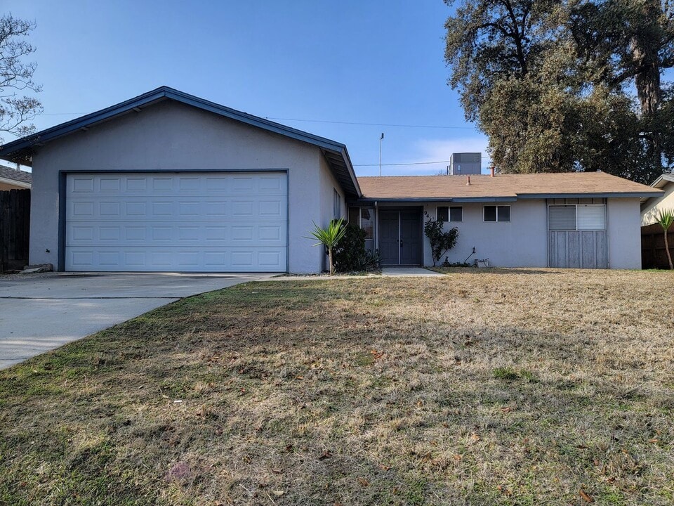 947 S Wellsley St in Visalia, CA - Building Photo