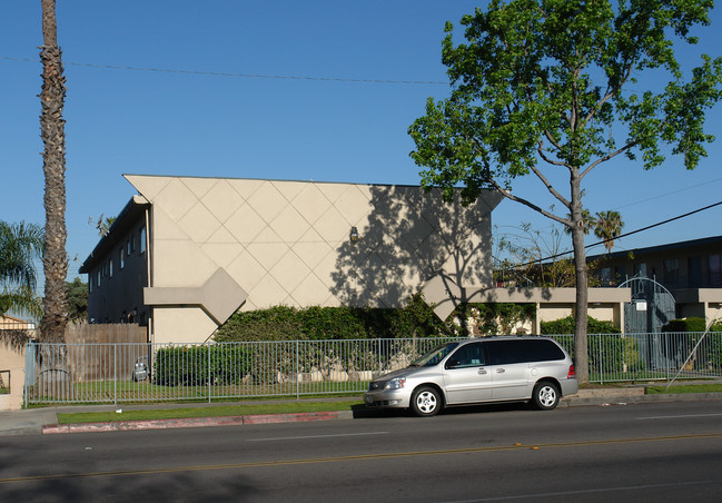 730 S Raitt St in Santa Ana, CA - Foto de edificio - Building Photo