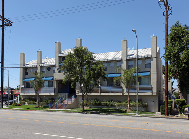 Roscoe Townhouse Apartments in Winnetka, CA - Building Photo - Building Photo