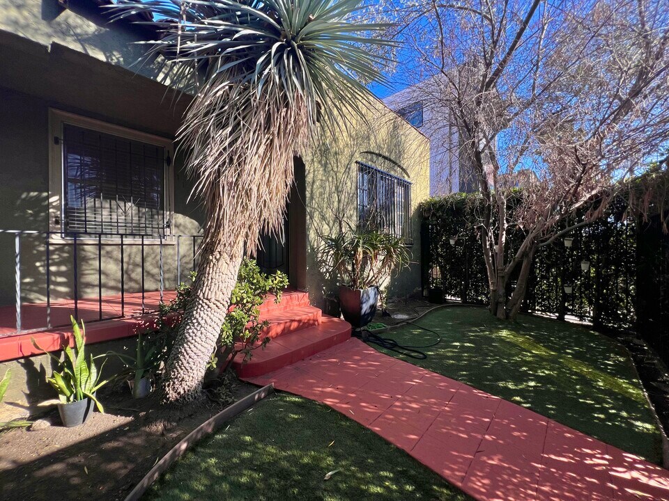 1152 N Sycamore Ave in Los Angeles, CA - Foto de edificio
