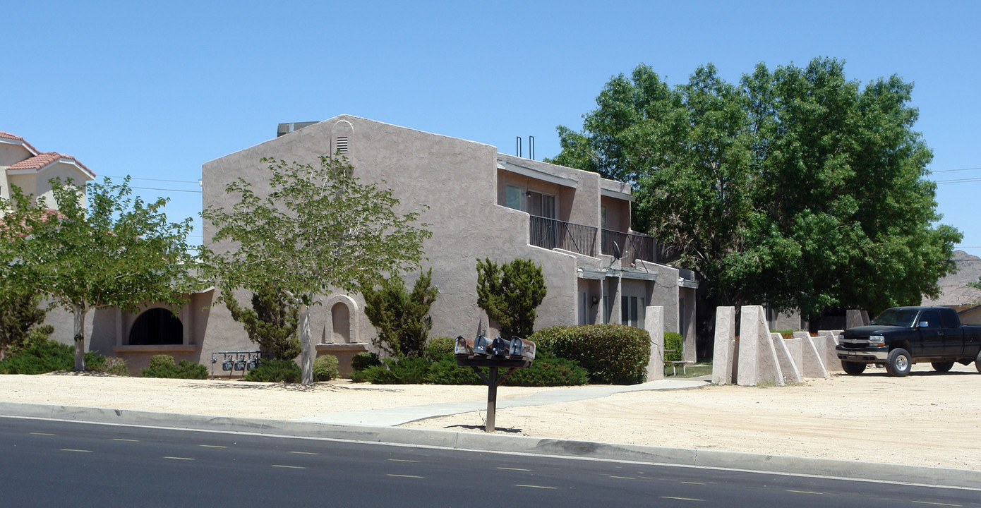 16401 Apple Valley Rd in Apple Valley, CA - Building Photo