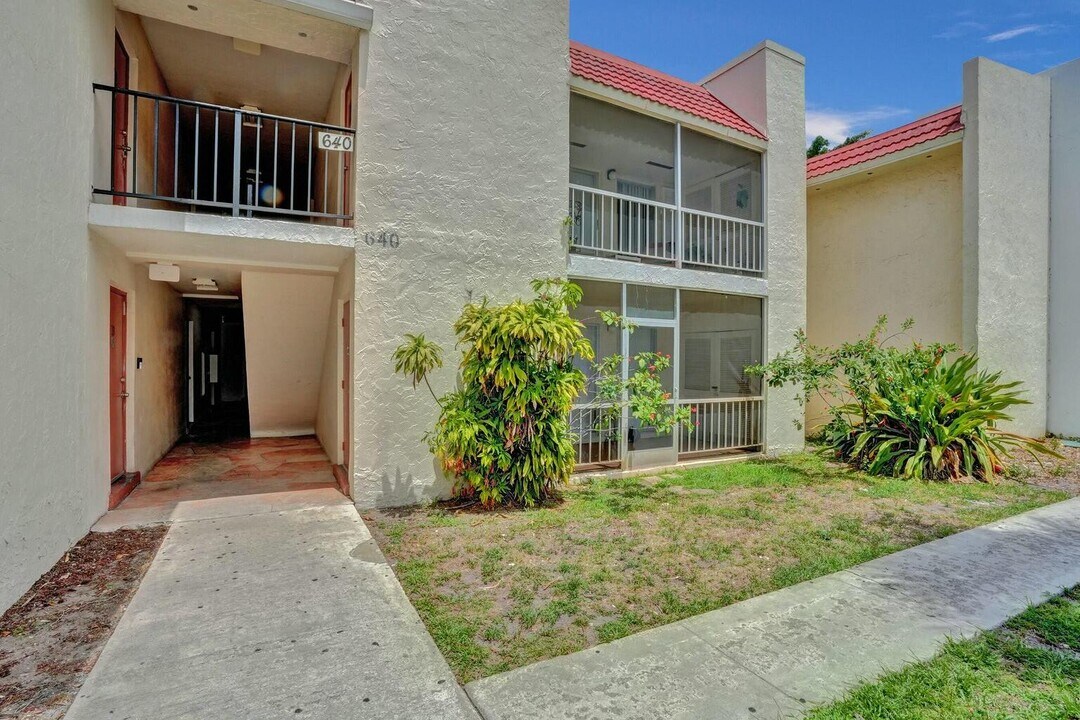 640 NW 13th St in Boca Raton, FL - Foto de edificio