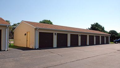 Country Meadows in Crystal Lake, IL - Foto de edificio - Building Photo