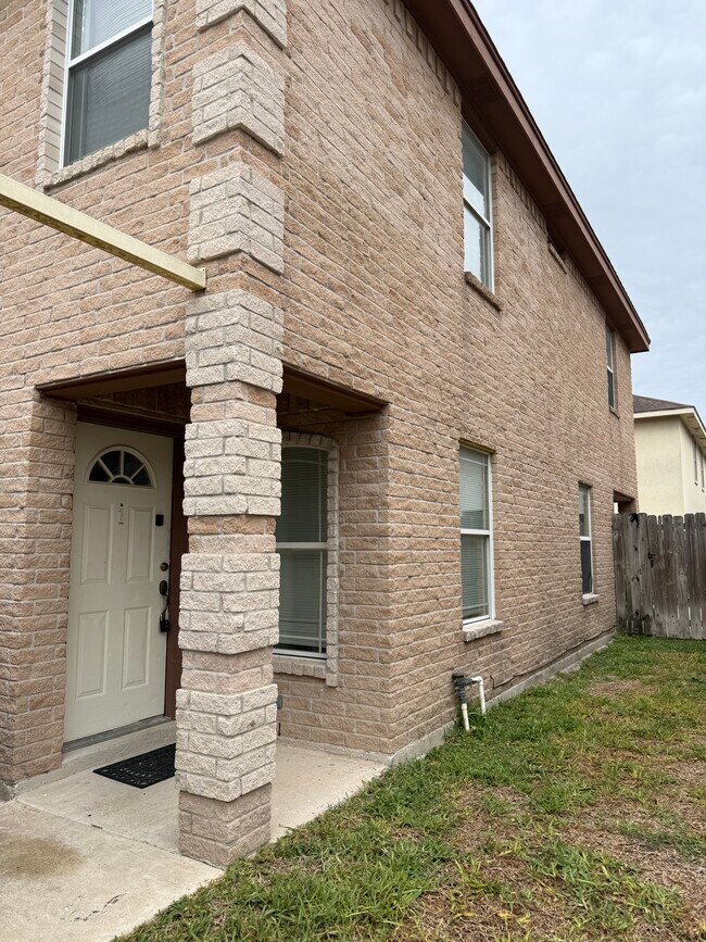 1304 W Kiwi Ave in Pharr, TX - Building Photo - Building Photo