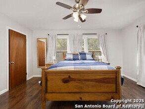 1407 6th St in Floresville, TX - Building Photo - Building Photo