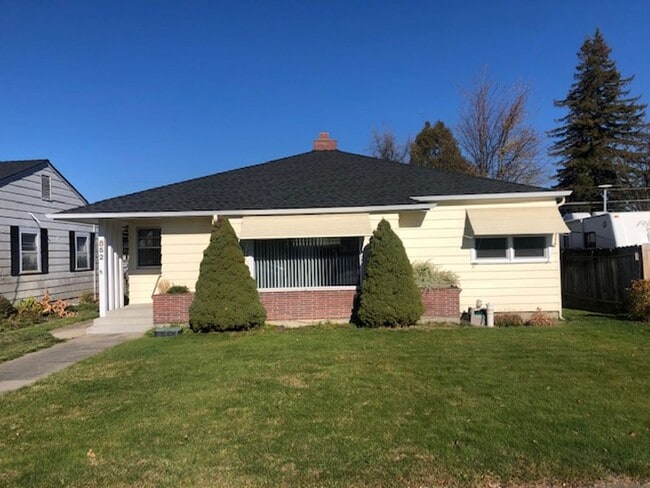 property at 852 W 14th St