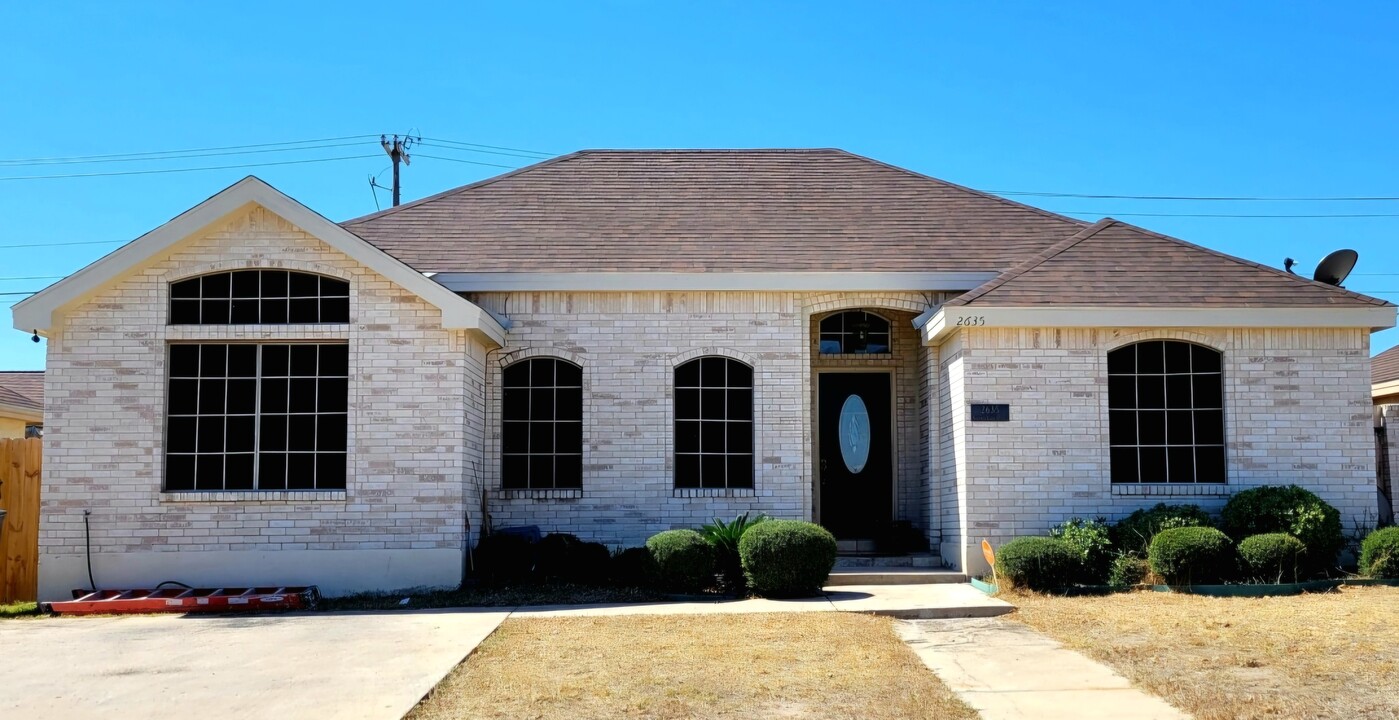 2635 Crown View Dr in Eagle Pass, TX - Foto de edificio