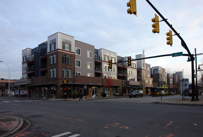 Metropolitan Place Apartments in Renton, WA - Building Photo - Building Photo