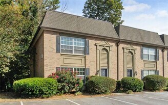 6980 Roswell Rd in Atlanta, GA - Building Photo