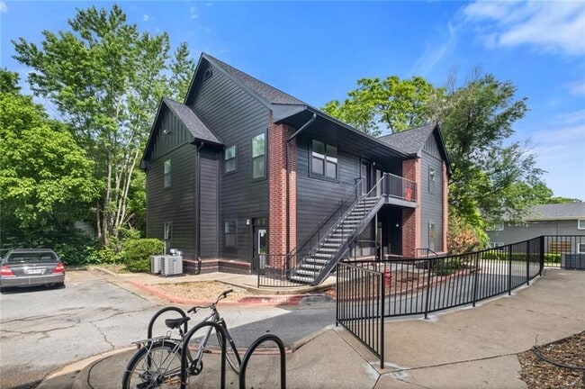 1137 N Leverett Ave in Fayetteville, AR - Foto de edificio - Building Photo
