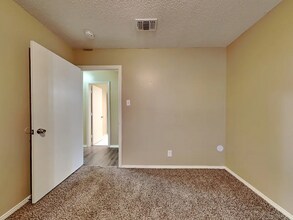 151 Valleyglen Dr in Desoto, TX - Building Photo - Building Photo