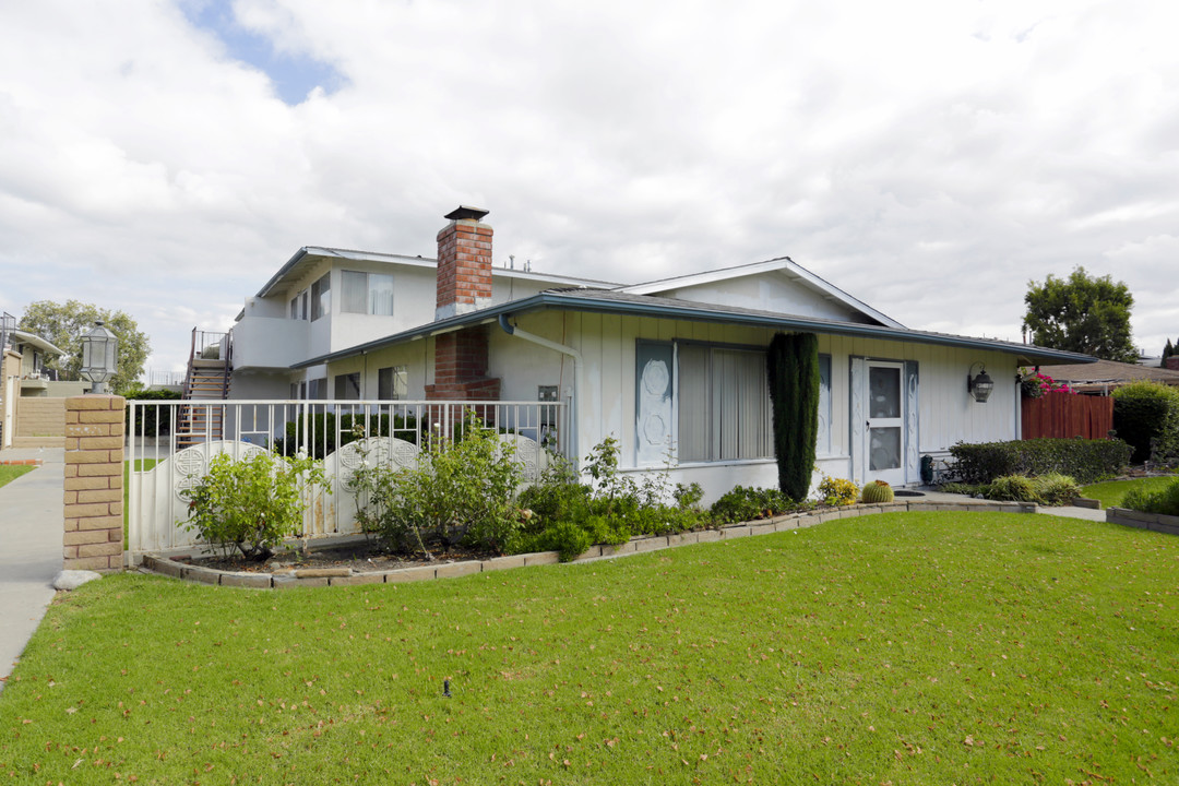 1568 Caraway in Costa Mesa, CA - Building Photo