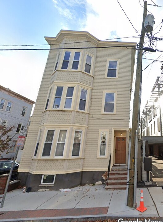 4 Beacon St, Unit 1 in Somerville, MA - Foto de edificio