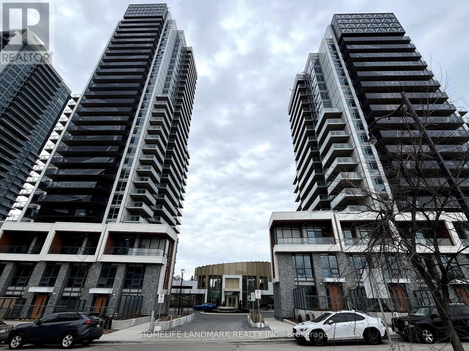 25-125 McMahon Dr in Toronto, ON - Building Photo