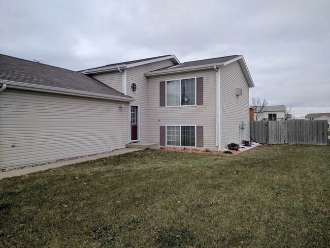 105 Evergreen Cir in West Fargo, ND - Building Photo - Building Photo