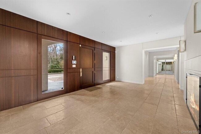 121 Piping Rock Rd in Locust Valley, NY - Building Photo - Building Photo