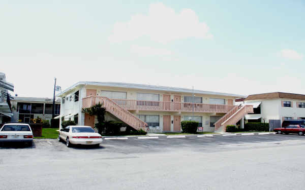 Chel Mar Apartments in Lighthouse Point, FL - Building Photo