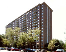 Hunting Creek Club in Alexandria, VA - Building Photo