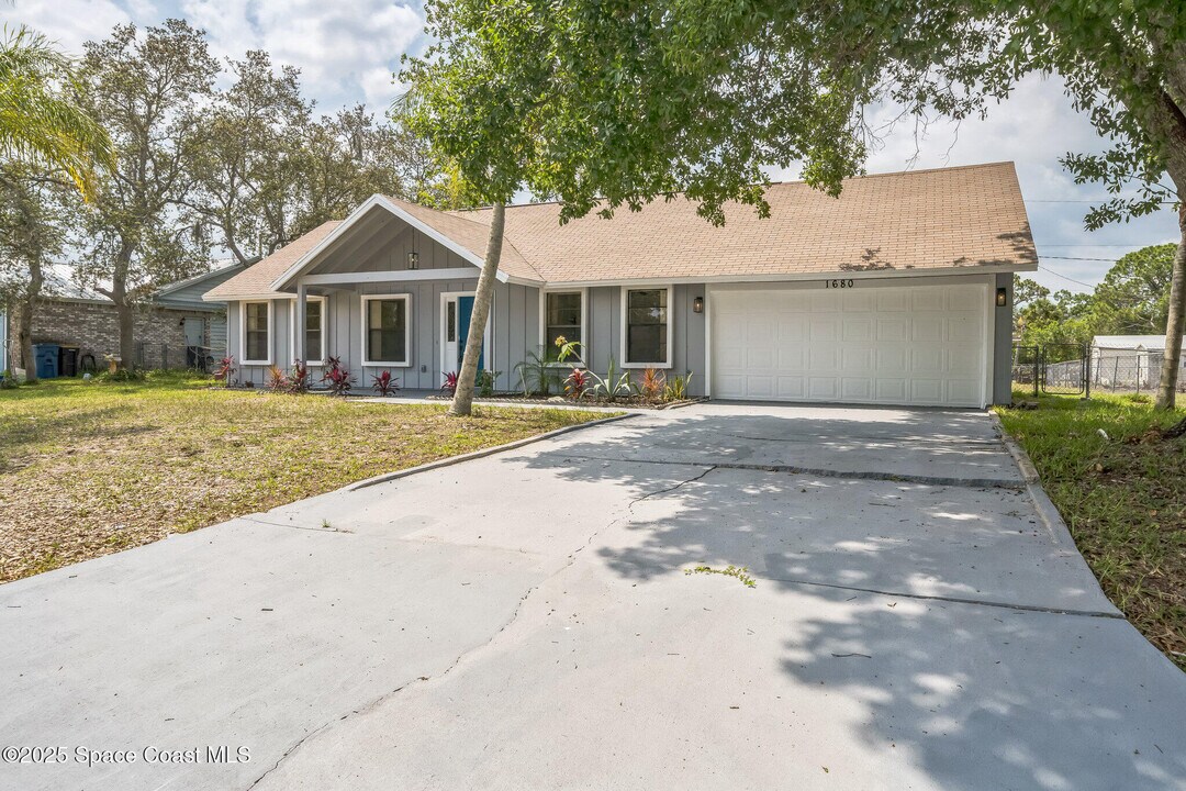 1680 Travis St SE in Palm Bay, FL - Building Photo