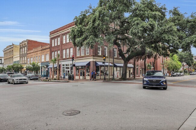 321 W Broughton St, Unit 5 in Savannah, GA - Foto de edificio - Building Photo