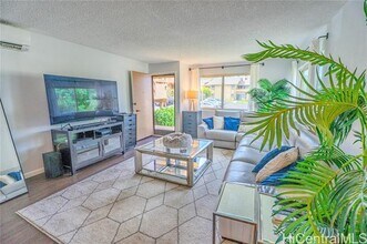 595 Hahaione St in Honolulu, HI - Building Photo - Building Photo