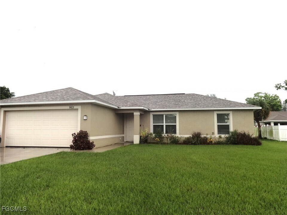 1401 SW 6th Ave in Cape Coral, FL - Building Photo